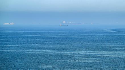 Des navires dans le golfe d'Oman au large des côtes de Sharjah, aux Emirats arabes unis, le 19 juin 2026 
