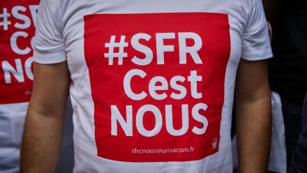 Des salariés de SFR manifestent devant le siège de la maison-mère Altice, à Paris, le 24 septembre 2026, à l'appel des syndicats UNSA, CFDT et CFTC pour protester contre la vente de la société