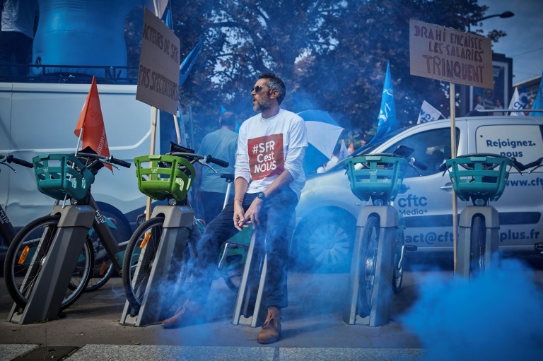 Manifestation de salariés de SFR à Paris le 24 septembre 2026, à l'appel des syndicats UNSA, CFDT et CFTC, pour protester contre la vente de l'opérateur télécoms.