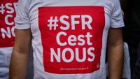 Salariés de SFR manifestant devant le siège de la maison-mère Altice, à Paris le 24 septembre 2026, à l'appel des syndicats UNSA, CFDT et CFTC pour protester contre la vente de la société.