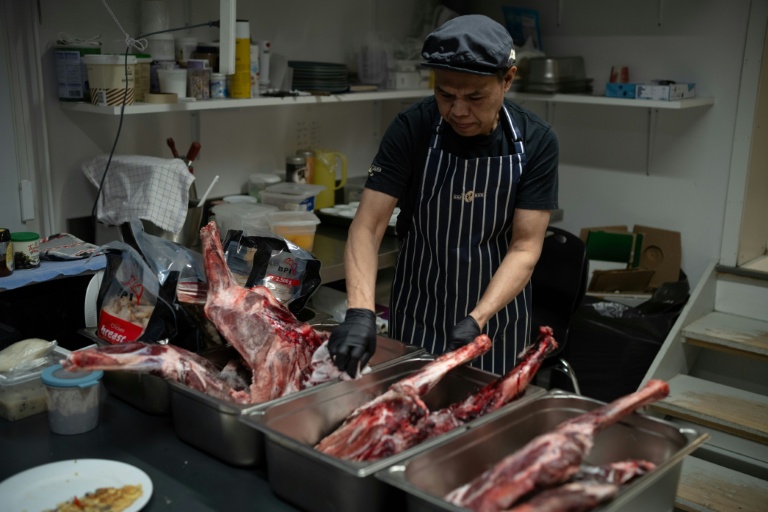 Un employé asiatique dans un restaurant à Ilulissat, au Groenland, le 18 mars 2026
