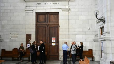 Le compagnon d'Agnès Lassalle, Stéphane Voirin, parle à des avocats au tribunal de Pau, le 21 avril 2026