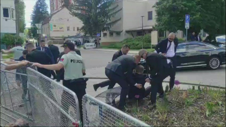 Cette image tirée d'une vidéo obtenue par AFPTV montre des agents de sécurité transportant le Premier ministre slovaque Robert Fico (au centre) vers un véhicule après qu'il a été blessé par balle à Handlova, en Slovaquie, le 15 mai 2024