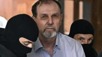 La police escorte Juraj Cintula jusqu'à la salle d'audience de Banska Bystrica, en Slovaquie, le 8 juillet 2025, pour le début de son procès où il est accusé d'avoir tiré sur le Premier ministre slovaque Robert Fico