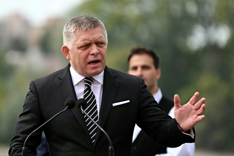 Le Premier ministre slovaque Robert Fico prononce un discours lors d'une cérémonie à Esztergom, en Hongrie, le 28 septembre 2025