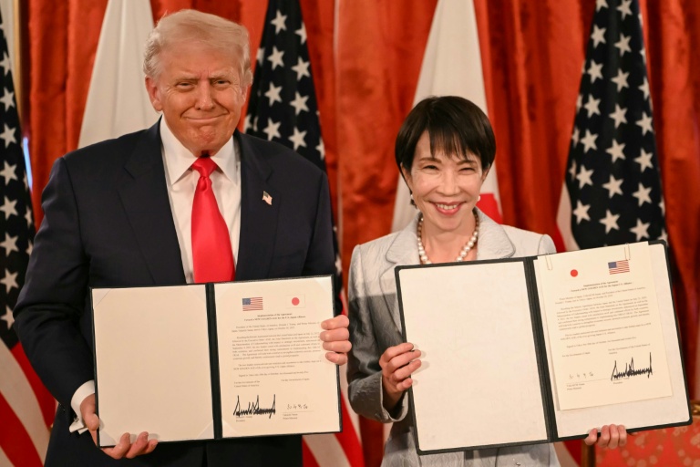 La Première ministre japonaise Sanae Takaichi et le président américain Donald Trump signent un accord à Tokyo, le 28 octobre 2025