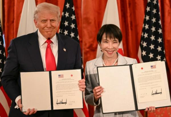 La Première ministre japonaise Sanae Takaichi et le président américain Donald Trump signent un accord à Tokyo, le 28 octobre 2025