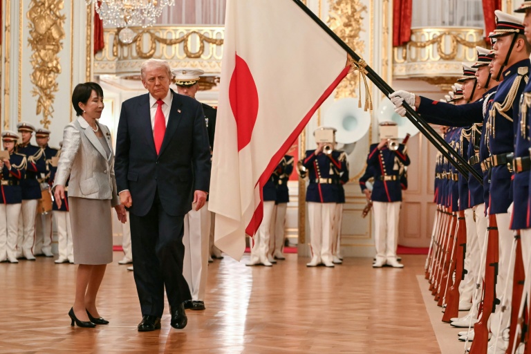 La Première ministre japonaise Sanae Takaichi (gauche) et le président américain Donald Trump passent en revue des soldats japonais, le 28 octobre 2025 à Tokyo