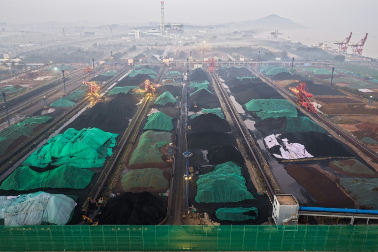 Du charbon stocké dans un port au bord du Yangtsé, à Nanjing, en Chine, le 6 octobre 2025