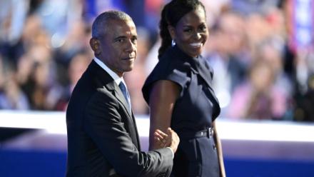 L'ancien président américain Barack Obama et son épouse Michelle Obama, sur la scène de la convention nationale démocrate à Chicago, le 20 août 2024 dans l'Illinois
