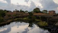 Flaque contenant des résidus de pétrole brut remontés à la surface à Cerro Miosa, Mene Grande (État de Zulia, Venezuela), le 19 septembre 2026