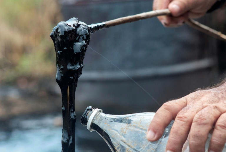 Héctor Valero Balestrini prélève un échantillon de résidus de pétrole brut qui ont affleuré au Cerro Miosa, à Mene Grande, dans l’État de Zulia, au Venezuela.