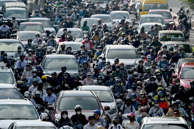 Circulation dans une rue de Hanoi, le 17 juillet 2025
