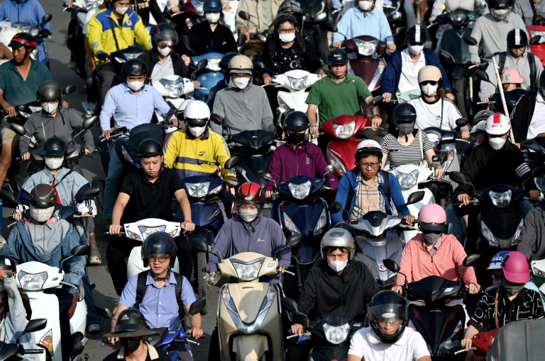 Des conducteurs de deux-roues dans une rue de Hanoi, le 17 juillet 2025
