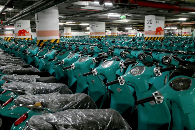 Des scooters électriques neufs stockés dans un parking de Hanoi, le 17 juillet 2025