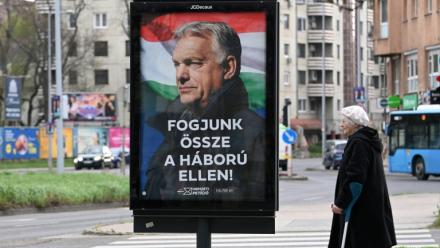 Une affiche électorale du Premier ministre hongrois Viktor Orban "Unissons-nous contre la guerre", le 27 mars 2026 à Budapest, avant les élections législatives du 12 avril 2026