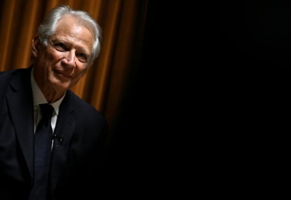 L'ancien Premier ministre Dominique de Villepin, candidat potentiel à l'élection présidentielle de 2027, lors d'une conférence à La Sorbonne, le 27 mars 2026 à Paris