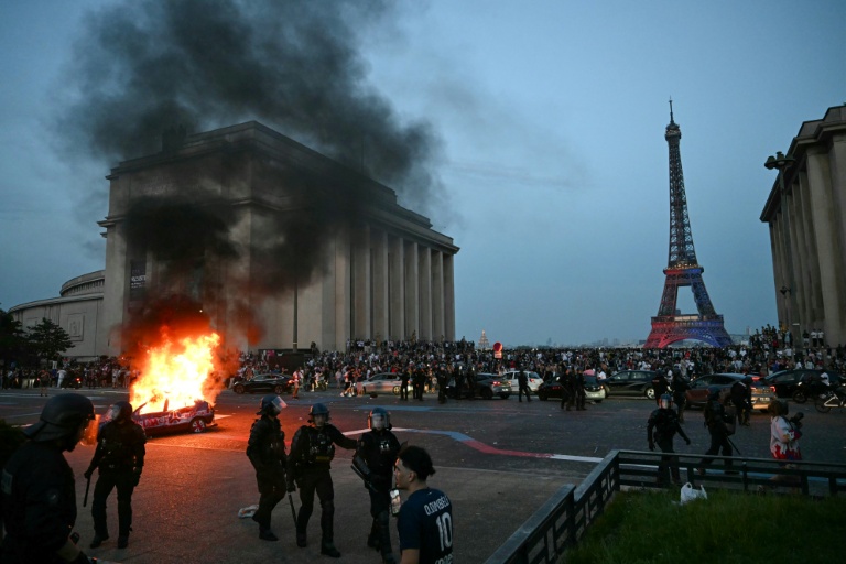 Une voiture incendiée place du Trocadéro à Paris lors de violences après la victoire du PSG en Ligue des Champions le 30 mai 2026