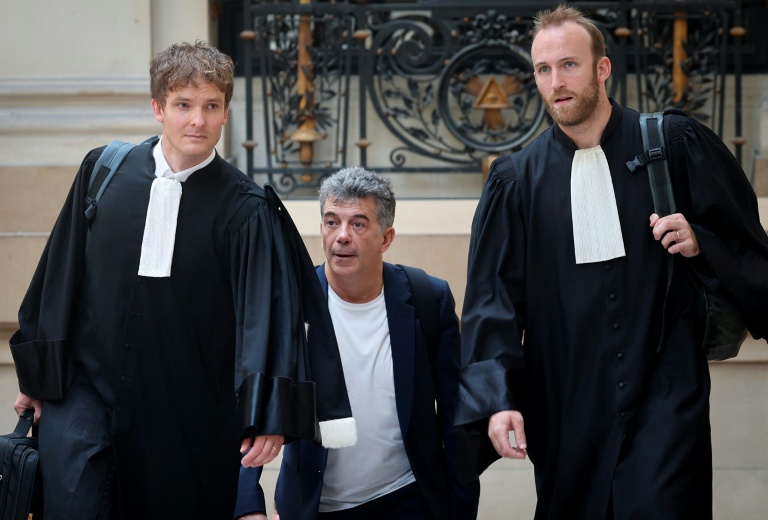 L'ex-animateur de télévision Stéphane Plaza arrive avec ses avocats au palais de justice de Paris, le 26 juin 2026