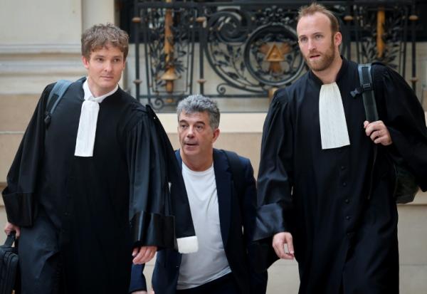 L'ex-animateur de télévision Stéphane Plaza arrive avec ses avocats au palais de justice de Paris, le 26 juin 2026