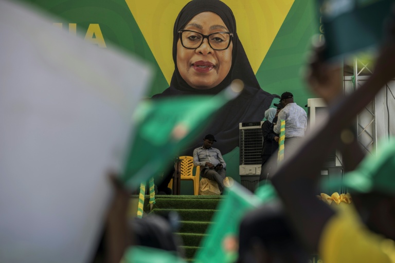 Portrait de la présidente sortante et candidate à la présidentielle en Tanzanie Samia Suluhu Hassan lors d'un meeting à Stone Town (Tanzanie), le 26 octobre 2025
