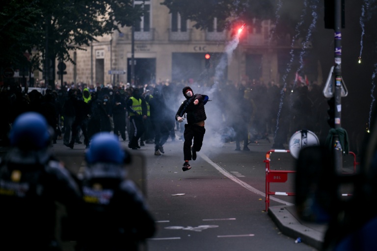 Un protestataire lance un fumigène en direction de gendarmes lors d’une manifestation contre la vie chère à Bordeaux, le 17 octobre 2026