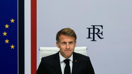 Le président Emmanuel Macron participe à une réunion interministérielle de crise, à l'Élysée, le 18 octobre 2026 à Paris, au lendemain d'émeutes et de pillages survenus en marge de manifestations contre la vie chère