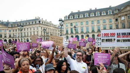 Manifestation contre les violences sexuelles devant le ministère de la Justice, place Vendôme, alors qu'une commission spéciale de l'Assemblée nationale examine un projet de loi visant à protéger les femmes et les enfants, le 7 septembre 2026 à Paris