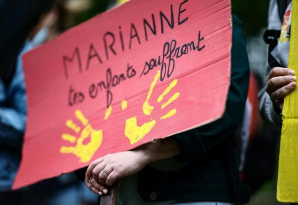 Dans une manifestation pour le soutien à l'aide à l'enfance, à Paris le 15 mai 2025