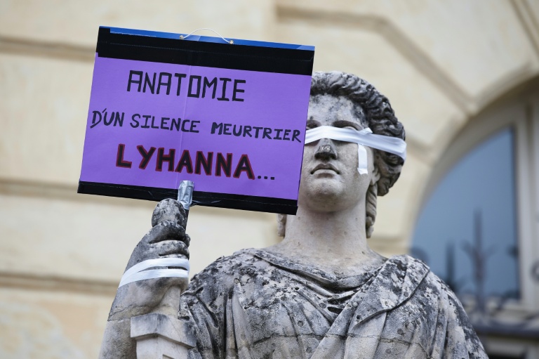 Une affiche placardée sur une statue à l'occasion d'une manifestation devant le tribunal d'Auch le 8 juin 2026 pour demander une loi contre les violences aux enfants dans la foulée de l'affaire Lyhanna