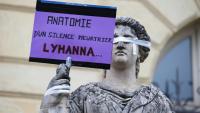Une affiche placardée sur une statue à l'occasion d'une manifestation devant le tribunal d'Auch le 8 juin 2026 pour demander une loi contre les violences aux enfants dans la foulée de l'affaire Lyhanna