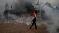 Un protestataire devant l'Office de tourisme incendié lors d'une manifestation contre la vie chère à Lyon, le 17 octobre 206