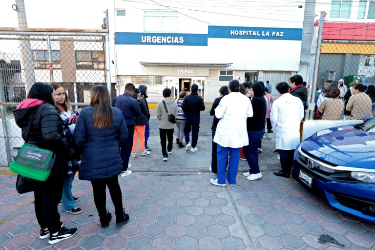 Des personnes attendent à l'extérieur après l'évacuation d'un hôpital en raison d'un séisme à Puebla, au Mexique, le 2 janvier 2026