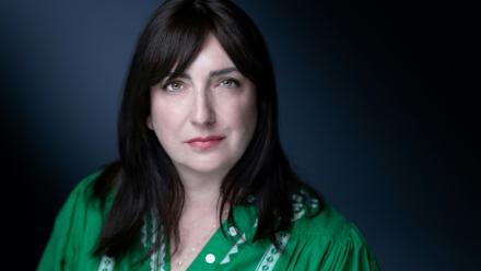 La romancière française Virginie Grimaldi photographiée par l'AFP à Paris, le 20 avril 2026.
