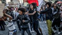 Des jeunes à un concert, alors que la foule se rassemble pour réclamer la démission du président malgache Rajoelina, à Antananarivo, le 14 octobre 2025