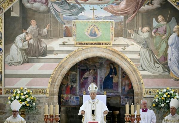 Le pape Léon XIV célèbre une messe à la basilique Sainte-Marie-des-Anges lors d'une visite pastorale à Assise, le 6 août 2026