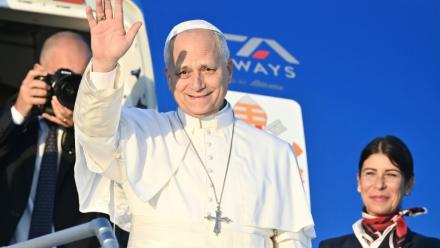 Le pape Léon XIV monte à bord de son avion à destination de Paris à l'aéroport de Fiumicino, à Rome, le 25 septembre 2026