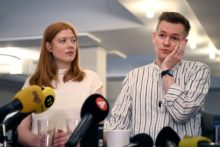 Le journaliste suédois Joakim Medin (d) et son épouse, la journaliste suédoise Sofie Axelsson, lors d'une conférence de presse à la rédaction
du journal Dagens ETC, le 17 mai 2025 à Stockholm, après son retour chez lui et 51 jours pasés dans une prison turque