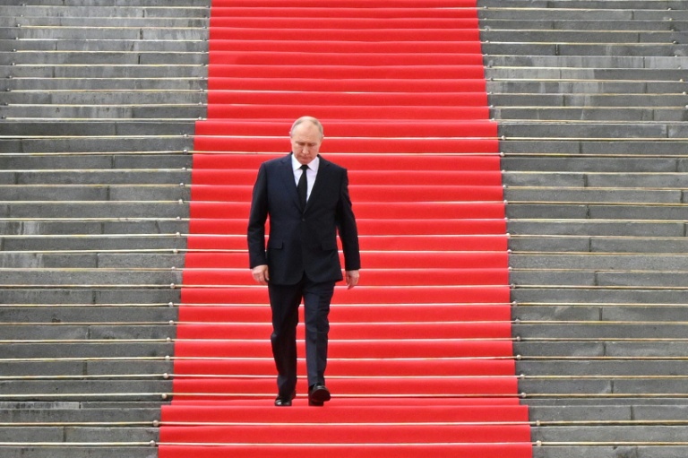Le président russe Vladimir Poutine avant de s'adresser à des membres des forces armées réunis dans l'enceinte du Kremlin, à Moscou, le 27 juin 2023