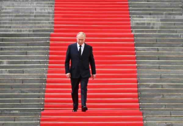 Le président russe Vladimir Poutine avant de s'adresser à des membres des forces armées réunis dans l'enceinte du Kremlin, à Moscou, le 27 juin 2023