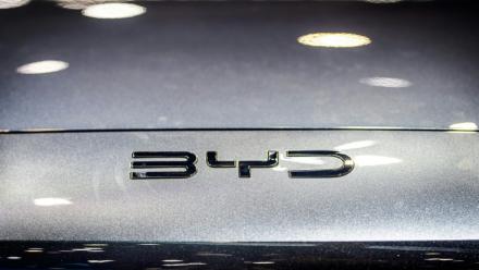 Leader mondial des voitures électriques devant Tesla, le constructeur chinois BYD a annoncé mardi un plongeon de 55% sur un an de son bénéfice net au premier trimestre, lesté notamment par l'intense concurrence en Chine
