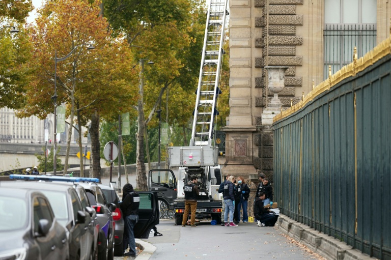 Des policiers se tiennent près du monte-charge utilisé par des cambrioleurs pour pénétrer dans le musée du Louvre, le 19 octobre 2025 à Paris