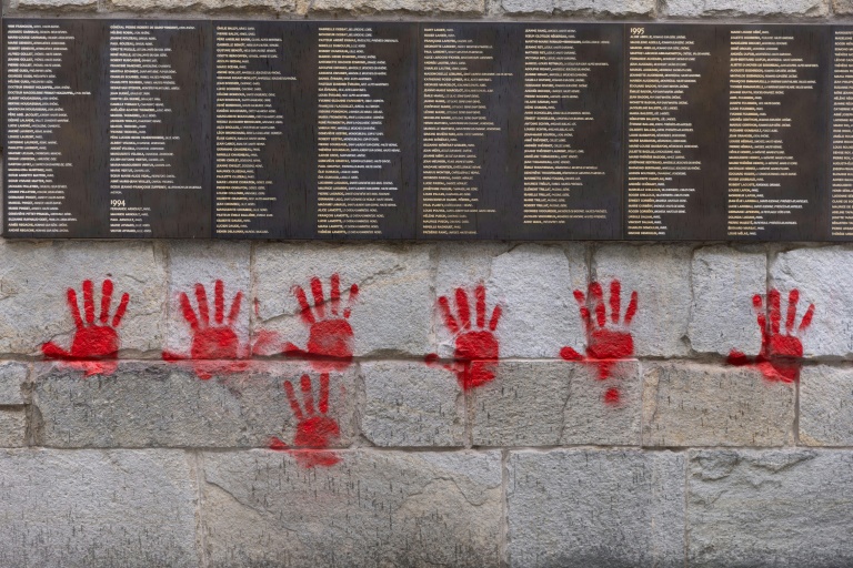 Mains rouges sur le Mur des Justes près du Mémorial de la Shoah à Paris le 14 mai 2024
