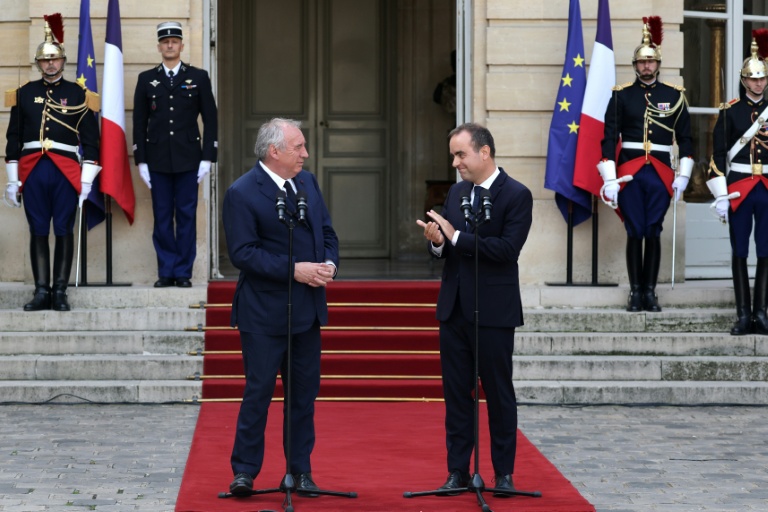 Passation de pouvoir entre François Bayrou et Sébastien Lecornu, le 10 septembre 2025 à Paris