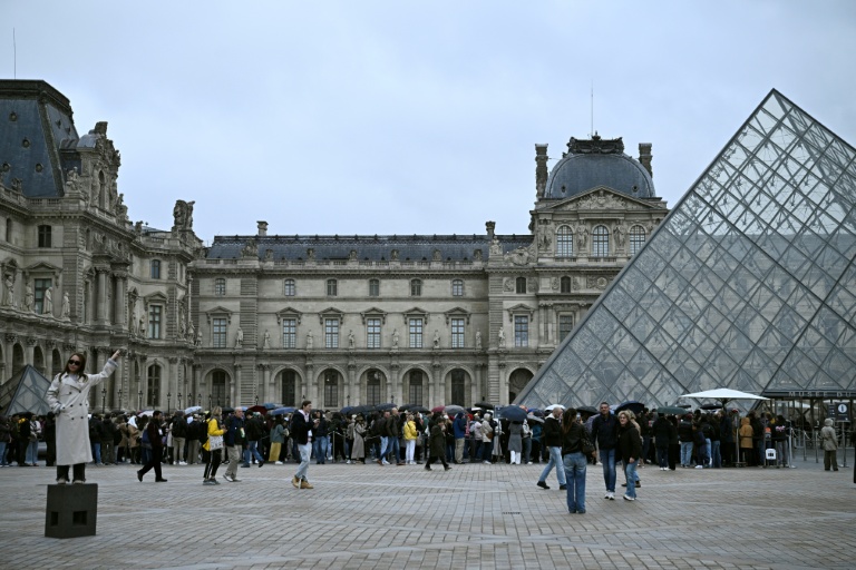 Des touristes font la queue au musée du Louvres, le 20 octobre 2025 à Paris