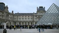 Des touristes font la queue au musée du Louvres, le 20 octobre 2025 à Paris
