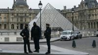Des policiers devant le musée du Louvre, cible d'un spectaculaire cambriolage, le 19 octobre 2025 à Paris 