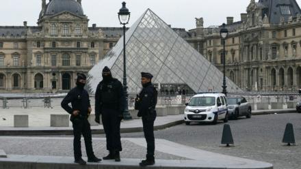 Des policiers devant le musée du Louvre, cible d'un spectaculaire cambriolage, le 19 octobre 2025 à Paris 