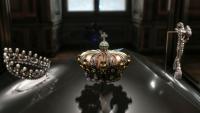 La couronne (c) et le diadème (g) de l'impératrice Eugénie exposés dans la galerie d'Apollon au musée du Louvre, le 14 janvier 2020 à Paris