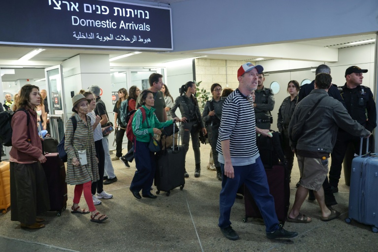 Des passagers d'un vol flydubai dérouté  après leur atterrissage à l'aéroport de Tel Aviv en Israël, le 30 septembre 2026